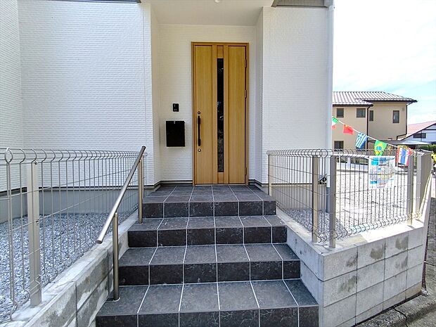 【玄関】家の顔となる玄関は、格調高いデザイン性が求められます。玄関は、高級感と断熱性、防犯性に優れた玄関ドアを標準装備。