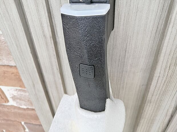 【【カードキー】】暗がりで鍵穴を探すこともなく、細かい作業が難しい子どもや高齢者でも簡単に解錠可能のカードキーを採用。お子様を抱いていたり、両手が買い物袋でふさがっていることが多いお母さんに