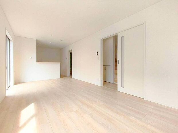 【リビング】居心地の良いリビングは自然と家族が集まるコミュニケーションスペースとして活用できます。