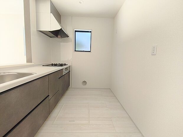 【キッチン】対面キッチなのでリビングにいる家族の様子がうかがえるので小さなお子様がいても安心ですね。