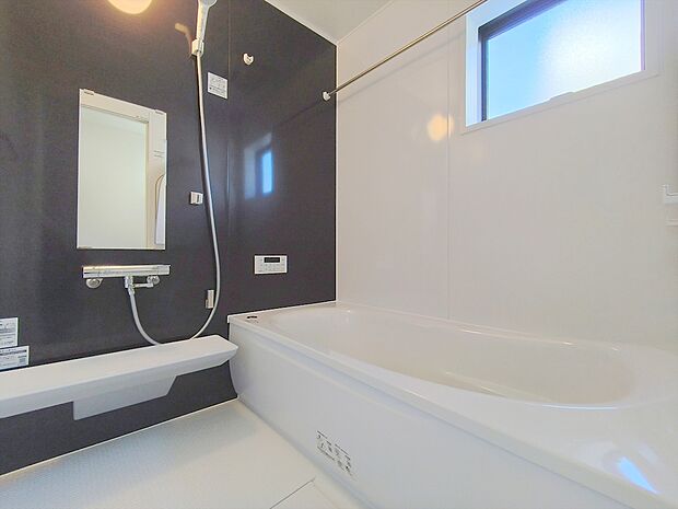 【浴室】ゆったりと足を伸ばせる一坪タイプの浴室です。浴室換気乾燥機付きですので、カビの発生も抑制出来ます。