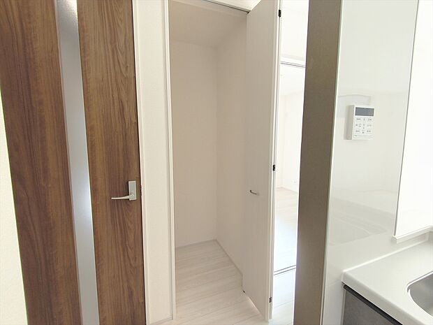 【【パントリー】】食材保管などにもつかえるパントリー。収納スペースが広々なので、普段あまり使わない大きな物も収納できてお部屋の空間が広々として快適空間に。