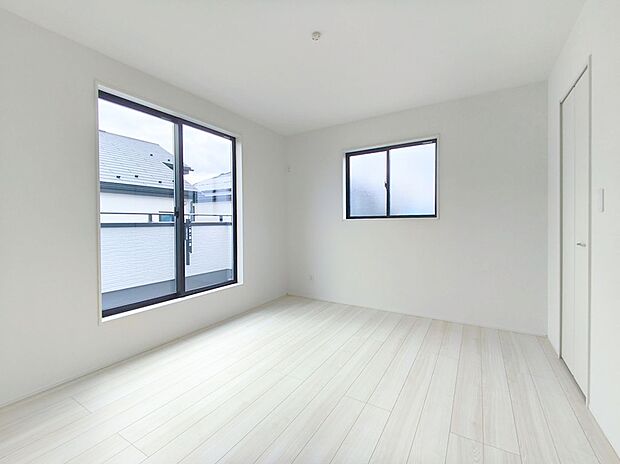 【居室】明るく開放感のある洋室。昼間は豊かな陽光が心地よく、夜はゆったりと落ち着いた空間に。