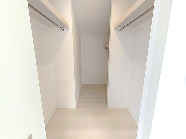 【【ウォークインクローゼット】】嬉しい大型収納は衣替え不要ですぐに使え、片付け上手に!