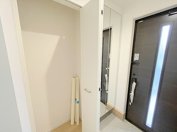 【玄関】お出かけ前の身だしなみチェックが出来る姿見鏡が扉になった玄関収納。