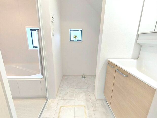 【脱衣所】清潔なパウダールームは身だしなみチェックや肌のお手入れに最適です。収納もあり、スッキリと見映えの良い空間に拵えました。時間に余裕とゆとりを持たせます。