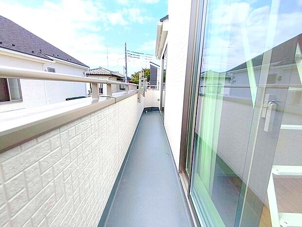 【バルコニー】陽当りの良いバルコニー。心地よい風が吹き込み洗濯物だけでなく、お布団もふっかふかです。