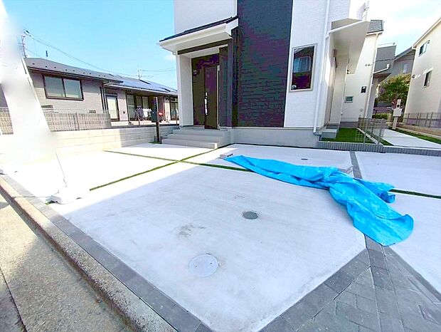 【駐車場】カースペースはコンクリート仕上げ。雨の日でも足元を気にすることなく駐車できます。