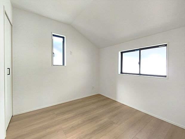 【居室】ゆったりとくつろげる落ち着いたプライベートルーム。静かな環境でリラックスタイムを過ごせます。
