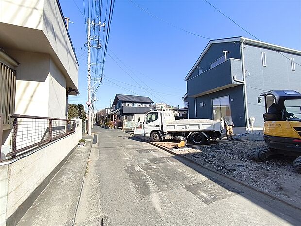 【前面道路含む外観】街に溶けこみ美しい景観を生み出す新築の邸宅は採光や風通しまで考え抜いて造りあげました。