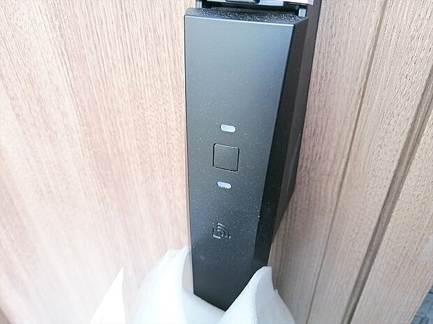 【玄関カードキー】ボタンを押して、カードキーやタグキーを“かざす”だけで施解錠!荷物を抱えながら、「カギはどこにしまったのかしら」そんな面倒がなくなります。