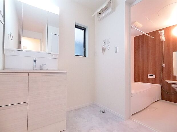 【洗面所】収納力を備えた三面鏡洗面化粧台を採用。日用品のストックまですっきり収納! 爽やかに気持ちよく1日が始められるように、美しい洗面化粧台をご用意しました。