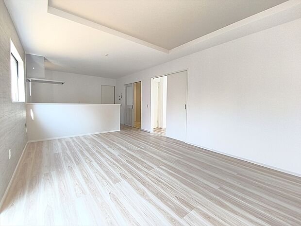 【リビング】オープンでのびやかな空間を生み出すこだわりの「広がり」と「ゆとり」。家族と過ごす時間を大切にした住空間です。
