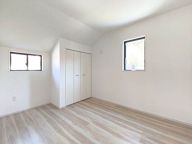 【居室】ゆったりとくつろげる落ち着いたプライベートルーム。静かな環境でリラックスタイムを過ごせます。
