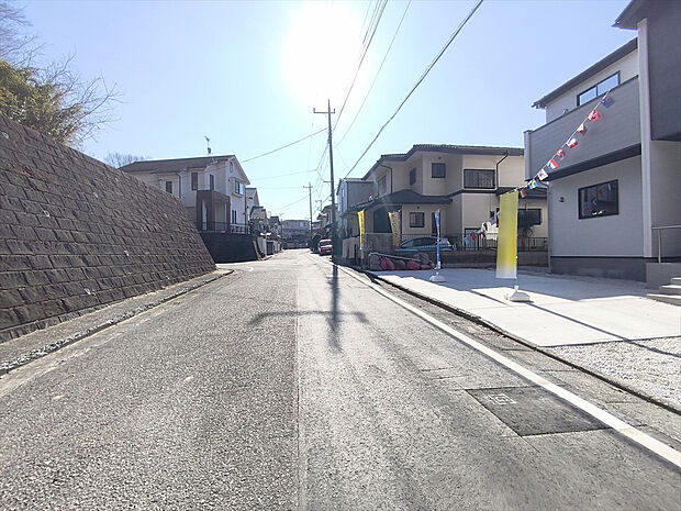 【前面道路含む現地写真】子育てにも嬉しい、緑豊かな自然が広がる閑静な住宅地です。この機会に是非現地をご覧ください。
