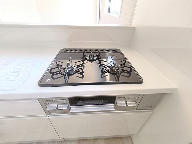 【システムキッチン】凹凸が少ないフラットトップコンロ。お掃除もラクラクです。