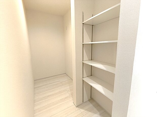 【パントリー】大容量のパントリー。食品のストックや調理器具の保管に便利なスペース。