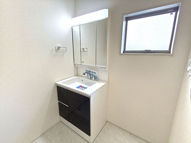 【三面鏡化粧台】収納力と機能性に優れたお手入れラクラク三面鏡洗面化粧台です。朝の身支度にも大活躍!