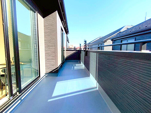 【バルコニー】たっぷりの陽光と心地よい風が舞い込むバルコニー。たくさんのお洗濯物も一気に片付きます!