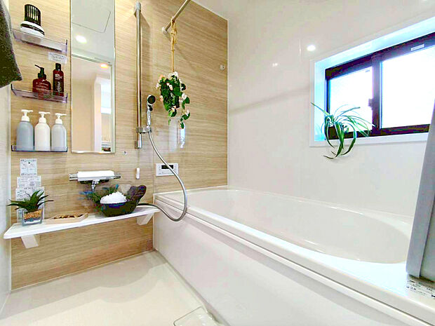 【浴室】1坪サイズのバスルーム。浴室換気乾燥機を標準装備。乾きやすい床やお手入れのしやすい排水口など、いつも清潔にご使用いただけます。