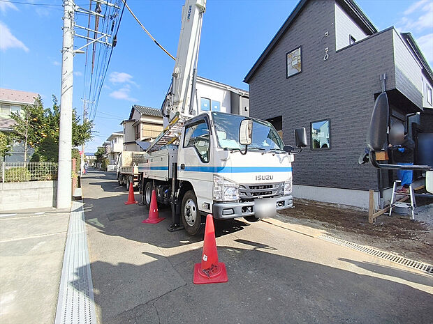 【前面道路含む現地写真】住まいの快適性と確かな安全性を充実させた設備、仕様です。