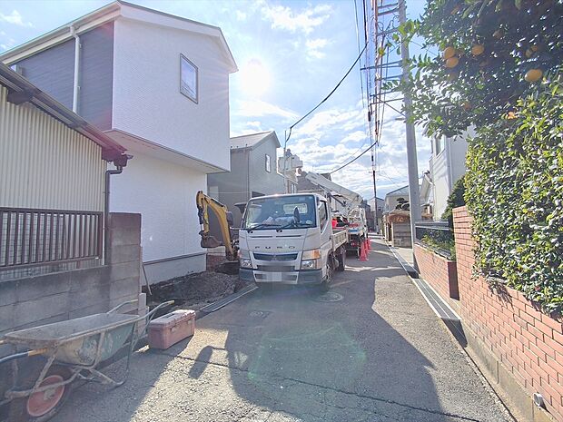 【前面道路含む現地写真】子育てにも嬉しい、緑豊かな自然が広がる閑静な住宅地です。この機会に是非現地をご覧ください。