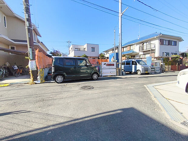【前面道路含む現地写真】穏やかな雰囲気漂う、緑と調和した街並みに建つ新築一戸建て。