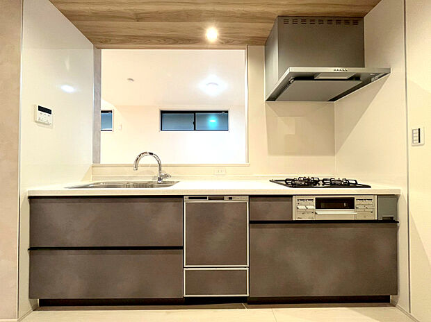 【キッチン】食器洗浄乾燥機、ビルトイン浄水器が装備された対面式カウンターキッチン。リビングが見渡せる設計は、小さなお子様がいるご家庭でも料理をしながら様子が伺える安心設計