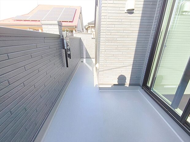 【バルコニー】洋室２部屋分に面しているので、お布団干しにも大変便利ですね。