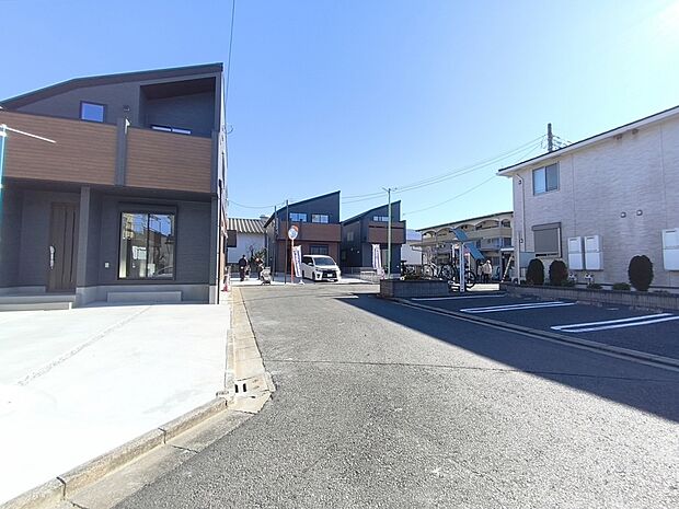 【前面道路含む現地外観写真】安心してお住まいいただける設備、仕様。日々の暮らしをより快適にお過ごしいただけます！
