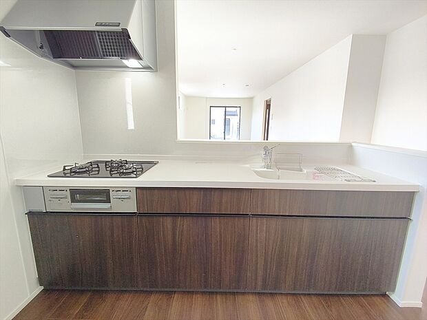 【洗面所】キッチンからリビング全体を見渡せるので、小さなお子様がいらしても様子を見ながら家事ができますね