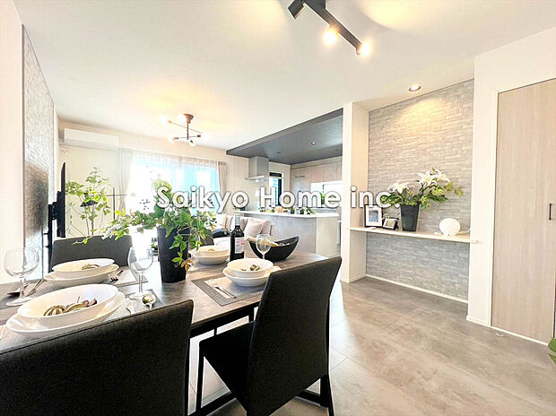 【施工例】陽光ふりそそぐ明るいリビング。対面式キッチンは、家事をしながら家族の様子が一目でわかる安心&便利設備