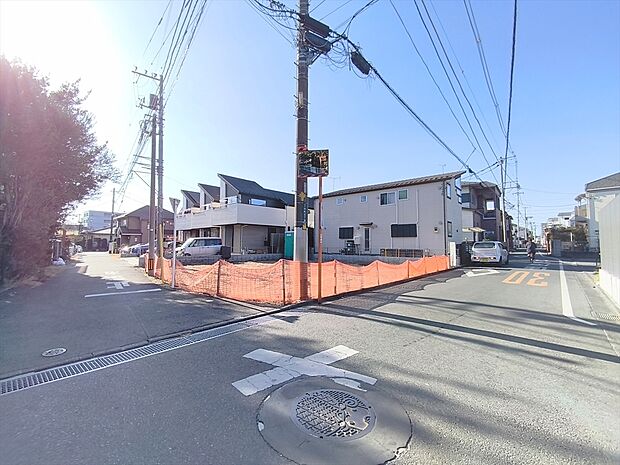 【前面道路含む外観】南向きの住宅は日当たりも良好。晴れの日はバルコニーでたっぷりと洗濯物を干すことができ家事もはかどりますよ。