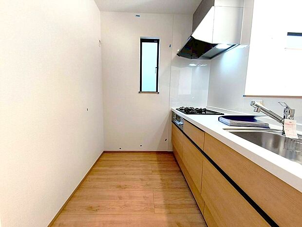 【キッチン】対面キッチなのでリビングにいる家族の様子がうかがえるので小さなお子様がいても安心ですね。