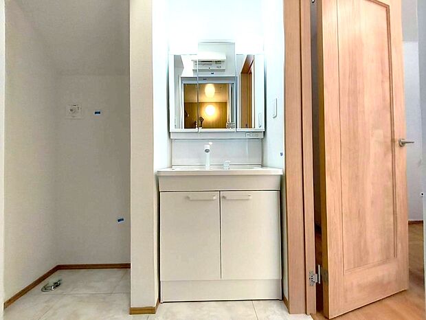 【洗面所】サニタリースペースには窓が備えられております。毎朝の身支度も、陽の光差し込む明るい空間で、快適にお使い頂けそうです。