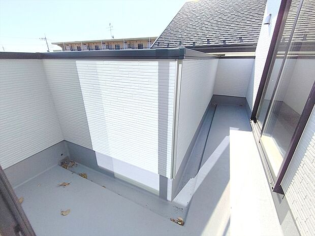 【バルコニー】たっぷりの陽光と心地よい風が舞い込むバルコニー。たくさんのお洗濯物も一気に片付きます！
