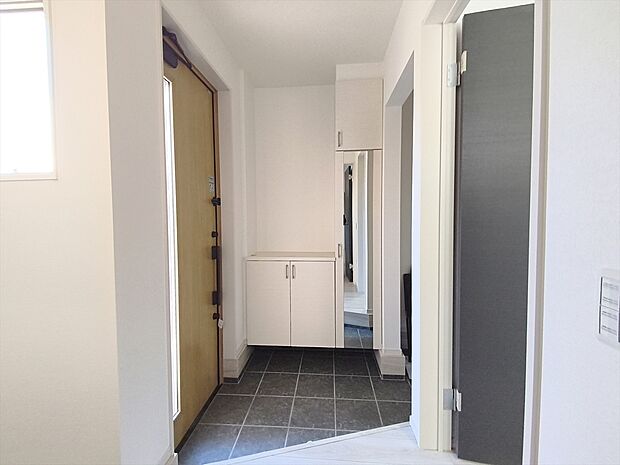 【玄関】玄関は清潔感のある空間にしたいもの。ご家族が多いご家庭にはとても便利なシューズ・イン・クローゼット付きです。