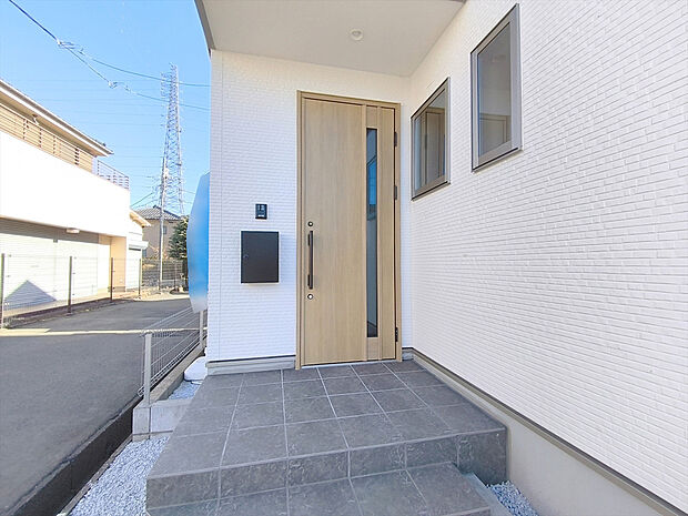 【玄関】玄関はおうちの顔です。いつも明るくキレイな状態でご家族の帰りをお待ちします。お子様のお留守番にも安心なTVモニター付インターホン完備です。