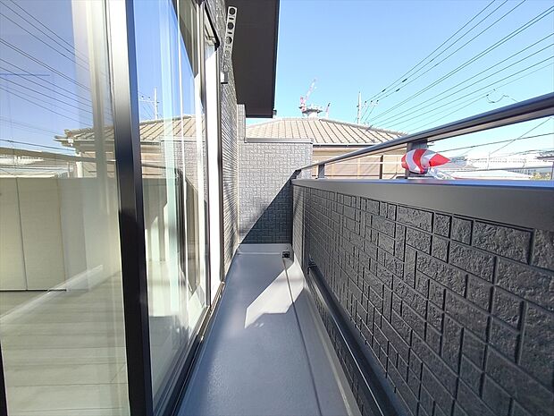 【バルコニー】陽当りの良いバルコニー。心地よい風が吹き込み洗濯物だけでなく、お布団もふっかふかです。
