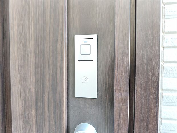 【【カードキー】】暗がりで鍵穴を探すこともなく、細かい作業が難しい子どもや高齢者でも簡単に解錠可能のカードキーを採用。お子様を抱いていたり、両手が買い物袋でふさがっていることが多い方に！
