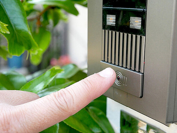 【【モニター付きインターホン】】玄関を確認しなくても誰が来たのかすぐわかります。訪問者を確認してから会話することができますので安心して対応できます♪