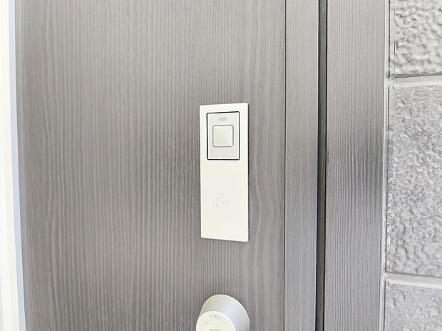 【【玄関カードキー】】ボタンを押して、カードキーやタグキーを“かざす”だけで施解錠！荷物を抱えながら、「カギはどこにしまったのかしら」そんな面倒がなくなります。
