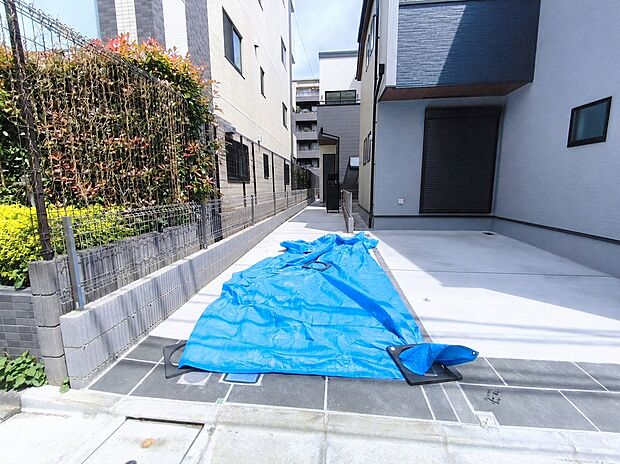 【駐車場】カースペースはコンクリート仕上げ。雨の日も足元は気になりません！