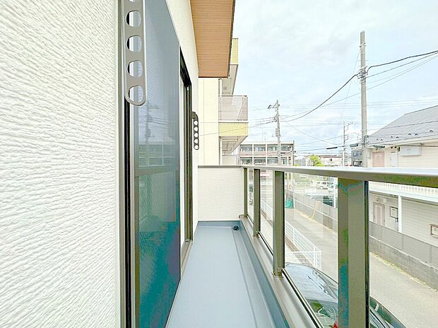 【バルコニー】陽当りの良いバルコニー。心地よい風が吹き込み洗濯物だけでなく、お布団もふっかふかです。
