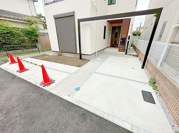 【カースペース】カースペースはコンクリート仕上げ。雨の日でも足元を気にすることなく駐車できます。
