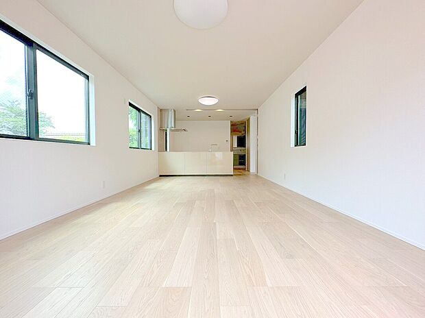 【リビング】オープンでのびやかな空間を生み出すこだわりの「広がり」と「ゆとり」。家族と過ごす時間を大切にした住空間です。
