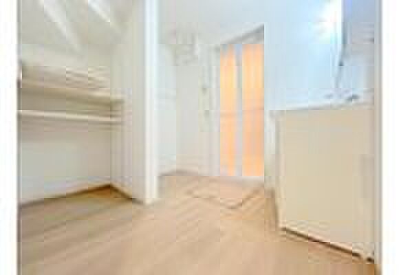 【洗面所】清潔なパウダールームは身だしなみチェックや肌のお手入れに最適です。収納もあり、スッキリと見映えの良い空間に拵えました。時間に余裕とゆとりを持たせます。