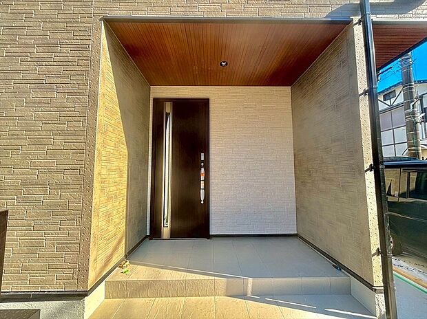 【玄関】玄関ドアはカードキー付！タッチするだけでいいので両手がふさがっていもらくらく解錠！