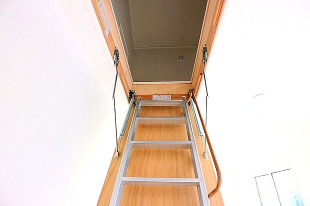 【【小屋裏収納】】小屋裏収納完備。居室の全空間を有効活用できます。