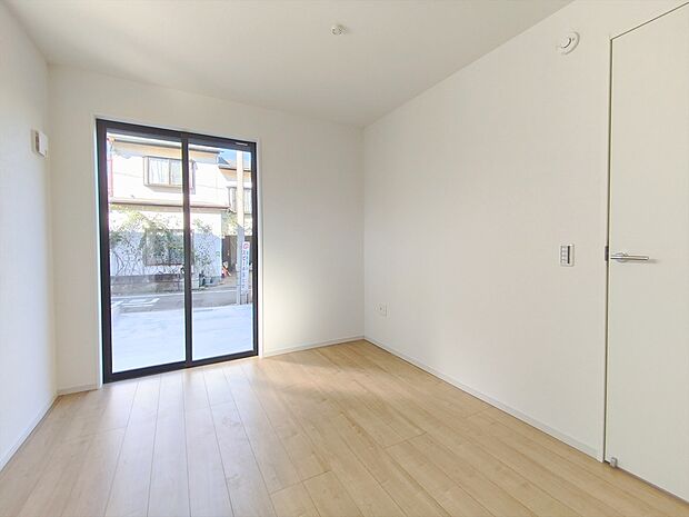 【居室】ゆったりとくつろげる落ち着いたプライベートルーム。静かな環境でリラックスタイムを過ごせます。